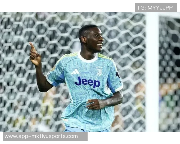 库普梅纳斯传中被扑后图拉姆紧随其后射门再遭门将拒绝